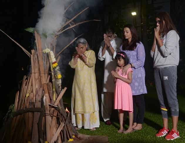হোলিকা দহন, মিষ্টি মুখ করে বচ্চন পরিবারের হোলি পালন, নাতনিকে আশীর্বাদ দাদুর Holi: Big B, Aishwarya, Aaradhya, Jaya celebrate with Holika, Gujiya and prayers হোলিকা দহন, মিষ্টি মুখ করে বচ্চন পরিবারের হোলি পালন, নাতনিকে আশীর্বাদ দাদুর