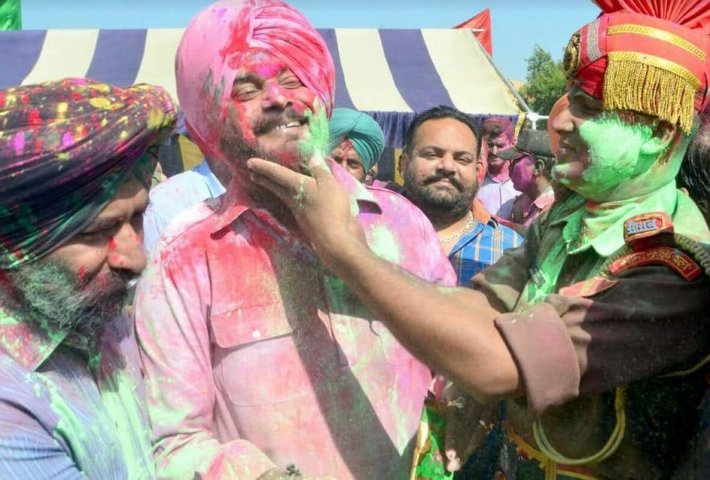সীমান্তে জওয়ানদের সঙ্গে হোলিতে মাতলেন নভজোত সিংহ সিধু Navjot singh Siddhu celebrated holi with BSF সীমান্তে জওয়ানদের সঙ্গে হোলিতে মাতলেন নভজোত সিংহ সিধু