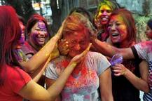 দেশজুড়ে পালিত রঙের উৎসব হোলি...দেখুন তারই খণ্ডচিত্র