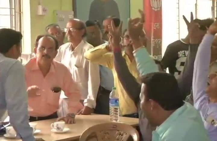 ২০১৩-র নির্বাচনে বিজেপি খাতাও খুলতে পারেনি ত্রিপুরায়। সেই বিজেপিই এবারের বিধানসভা নির্বাচনে জয়ী হয়ে ক্ষমতা দখল করতে চলেছে। দলের এই জয়ে উচ্ছ্বাস আগরতলা সহ পুরো ত্রিপুরায়। 