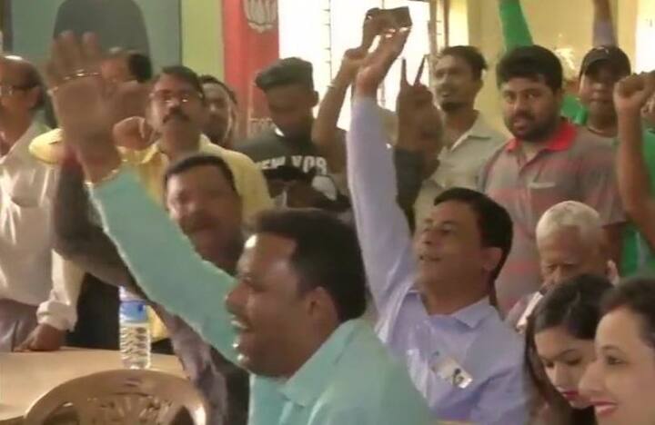 এদিন ভোটবাক্স খুলতেই বিজেপির সাফল্যের আঁচ পেতে শুরু করেন বিজেপি সমর্থকরা। তখন থেকেই উত্সব শুরু করেন তাঁরা। 