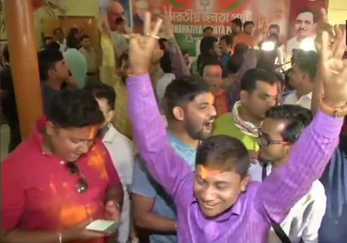 আগরতলায় গৈরিক আবির মেখে, স্লোগান দিয়ে দলের জয়ের খুশিতে ফেটে পড়েন বিজেপি কর্মী-সমর্থকরা। 