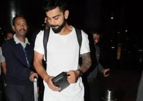 একটি দামি ওয়ালেট হাতে বিমানবন্দর থেকে বেরোতে দেখা গেল কোহলিকে, জানেন সেই পার্সের দাম কত? একটি দামি ওয়ালেট হাতে বিমানবন্দর থেকে বেরোতে দেখা গেল কোহলিকে, জানেন সেই পার্সের দাম কত?