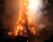 উত্তর প্রদেশে হোলিকা দহনের কাঠকুটোয় ঢুকেছিলেন মানসিক বিকারগ্রস্ত মহিলা, আগুনে পুড়ে মৃত্যু