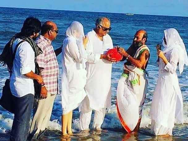  রামেশ্বরমের সমুদ্রে স্ত্রীর চিতাভষ্ম ভাসিয়ে দিলেন বনি কপূর এবং দুই কন্যা জাহ্নবী এবং খুশি