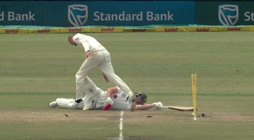 Nathan Lyon and David Warner Charged by ICC for Throwing Ball at AB de Villiers রান আউট হওয়ার পর ডিভিলিয়ার্সের দিকে বল ছোড়া, তেড়ে যাওয়ায় সাজা হতে পারে নাথান লিয়ন, ডেভিড ওয়ার্নারের
