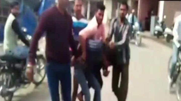 UP: Man attempts suicide after forced to drink urine অবৈধ সম্পর্কের অভিযোগে মূত্রপানে বাধ্য করা হয়, উত্তর প্রদেশে যুবকের আত্মহত্যার চেষ্টা