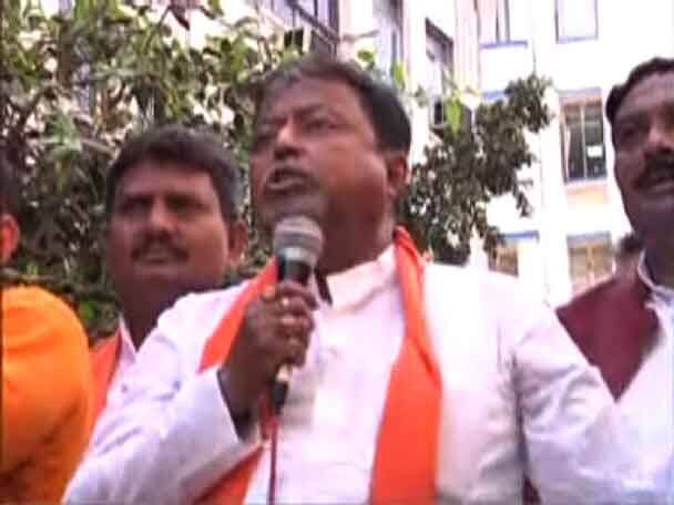 Mukul attacks Mamata, says, she is the biggest thief, Partha hits back বিজেপির আইন অমান্য: মমতা সবথেকে বড় চোর! তোপ মুকুলের, পাল্টা পার্থর