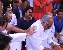 হরিদ্বারে শ্রীদেবীর চিতাভস্ম বিসর্জন দিতে গিয়ে শিশুর মত কাঁদলেন স্বামী বনি কপূর