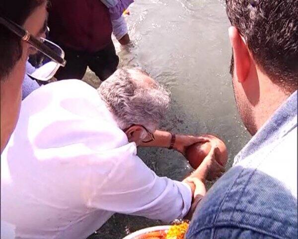 গতকাল শ্রীদেবীর পরিবার হরিদ্বারের গঙ্গায় সমর্পণ করল তাঁর চিতাভস্ম। শেষকৃত্যের জন্য হরিদ্বারে যান তাঁর স্বামী বনি কপূর, দেওর অনিল কপূর, রাজনীতিক অমর সিংহ ও ঘনিষ্ঠ বন্ধু ফ্যাশন ডিজাইনার মণীশ মালহোত্রা। স্ত্রীকে চিরতরে বিদায় দিতে এসে চোখের জল ধরে রাখতে পারেননি বনি।