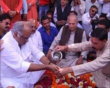 হরিদ্বারে শ্রীদেবীর চিতাভস্ম বিসর্জন দিতে গিয়ে শিশুর মত কাঁদলেন স্বামী বনি কপূর