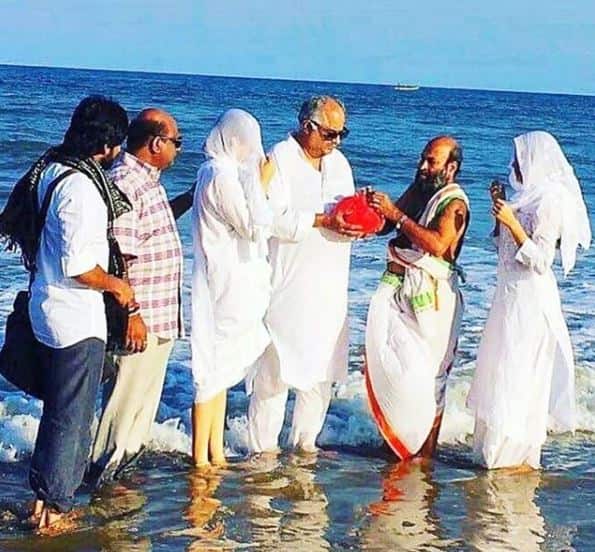  মা শ্রীদেবীর আচমকা মৃত্যুর খবরে ভেঙে পড়েন জাহ্নবী