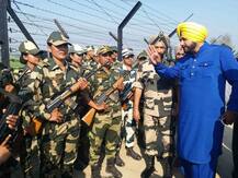  নারী দিবসে সীমান্তে মহিলা নিরাপত্তা বাহিনীর সঙ্গে দেখা করে উৎসাহ দিলেন সিধু