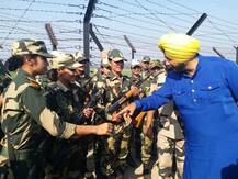  নারী দিবসে সীমান্তে মহিলা নিরাপত্তা বাহিনীর সঙ্গে দেখা করে উৎসাহ দিলেন সিধু