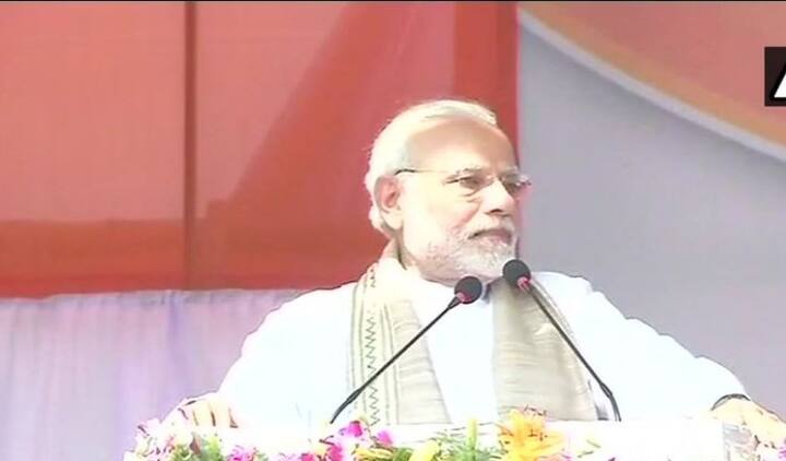 বিমানবন্দর থেকে শপথগ্রহণ অনুষ্ঠান স্থল পর্যন্ত রাস্তার দুপাশ মুড়ে ফেলা হয়েছিল বিজেপির পতাকায়। আর রাস্তায় ছিল গৈরিক পোশাক পরা বিজেপি কর্মী-সমর্থকদের ঢল। 