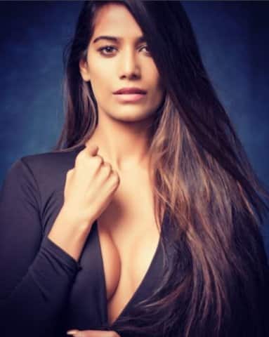 দেখুন তাঁর আরও ছবি। 