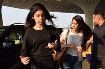 বিষণ্ণ মুখ, মৃত মায়ের প্রার্থনা সভায় যোগ দিতে চেন্নাই গেলেন শ্রীদেবী কন্যা জাহ্নবী ও খুশি