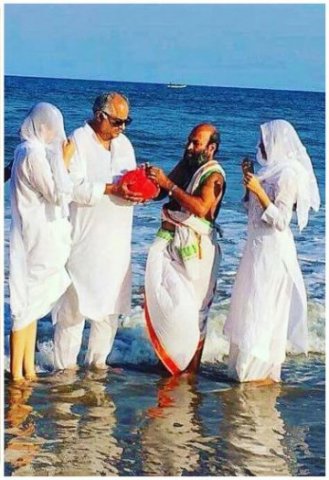 বিষণ্ণ মুখ, মৃত মায়ের প্রার্থনা সভায় যোগ দিতে চেন্নাই গেলেন শ্রীদেবী কন্যা জাহ্নবী ও খুশি