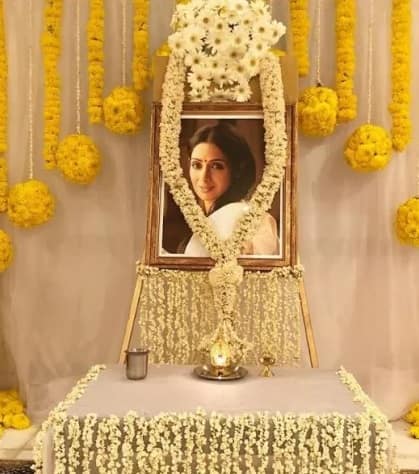 প্রয়াত অভিনেত্রী শ্রীদেবীর প্রার্থনাসভার আয়োজন করা হয় চেন্নাইয়ে। সেখানে চলচ্চিত্র জগতের অনেকেই শ্রীদেবীর প্রতি শ্রদ্ধাজ্ঞাপন করেন। ছবি সৌজন্যে ইনস্টাগ্রাম