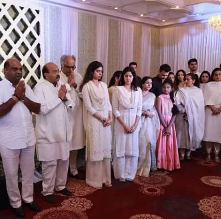 শ্রীদেবীর স্বামী বনি কপূর ও দুই মেয়ে জাহ্নবী ও খুশিও এই প্রার্থনাসভায় হাজির ছিলেন। ছবি সৌজন্যে ইনস্টাগ্রাম