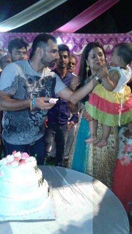 উল্লেখ্য, সামি উত্তরপ্রদেশের আমরোহার বাসিন্দা। বর্তমানে তিনি স্ত্রী ও মেয়ের সঙ্গে কলকাতায় থাকেন এবং প্রথম শ্রেণীর ম্যাচে বাংলার হয়ে খেলেন। 