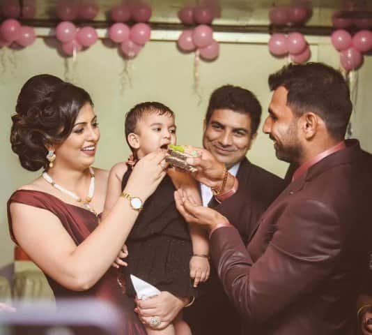 ভারতীয় দলের পেসার মহম্মদ সামির বিরুদ্ধে চাঞ্চল্যকর অভিযোগ এনেছেন তাঁর স্ত্রী হাসিন জাহান। সামির সঙ্গে মায়ের বিবাদ নিয়ে মুখ খুললেন হাসিনের প্রথম পক্ষের বড় মেয়ে।