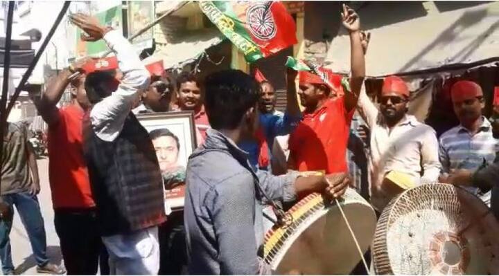ভোটের ফল বার হতে না হতেই রাস্তায় নেমে আনন্দে নাচগান শুরু করেন এসপি কর্মী সমর্থকরা।