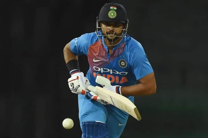 দক্ষিণ আফ্রিকার অলরাউন্ডার জেপি ডুমিনি, ভারতের মহিলা ক্রিকেটার জেমিমা রডরিগস ও পোডকাস্টার লিয়াম ফ্লিন্ট আয়োজিত সুপার ওভার পোডকাস্টে রায়না বলেছেন, রোহিত ভারতীয় দলের পরবর্তী ধোনি হতে পারে রোহিত। ওকে আমি দেখেছি। ও শান্ত, কথা শুনতে পছন্দ করে, খেলোয়াড়দের মধ্যে আত্মবিশ্বাস সঞ্চার করতে পারে। আর সবার ওপরে ও সামনে থেকে নেতৃত্ব দিতে পছন্দ করে। অধিনায়ক যখন সামনে থেকে নেতৃত্ব দেয় ও ড্রেসিংরুমের পরিবেশকে মর্যাদা দেয়, তখন কাজটা অনেকটাই সারা হয়ে যায়। 