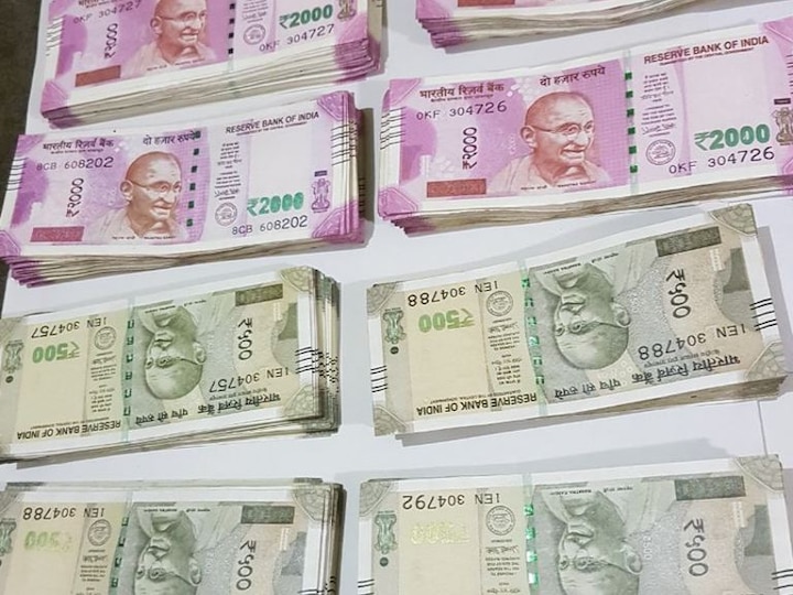 Two arrest from New Market area with 10 lakhs fake note নিউমার্কেট এলাকা থেকে গ্রেফতার ২ জাল নোট পাচারকারী, উদ্ধার ১০ লক্ষ জাল নোট