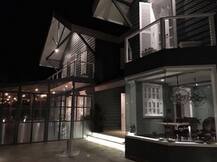 মানালিতে নিজের ৩০ কোটির নতুন বাড়ির গৃহপ্রবেশ অনুষ্ঠানে পরিবারের সঙ্গে কঙ্গনা