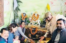 মানালিতে নিজের ৩০ কোটির নতুন বাড়ির গৃহপ্রবেশ অনুষ্ঠানে পরিবারের সঙ্গে কঙ্গনা