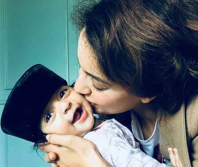  সেখানে বোনপোকে মাতৃস্নেহে কোলে নিয়ে গালে চুম্বন এঁকে দিতে দেখা গিয়েছে কঙ্গনাকে। সেই ছবি ভাইরালও হয়েছে। 