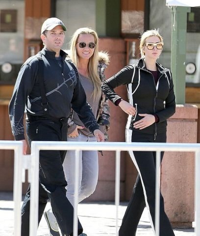 গতমাসে, স্বামীর নামে একটা চিঠি পান ভানেসা। তিনি সেই চিঠি খুলতেই, তার মধ্যে থেকে একটি সাদা পাউডার পাওয়া যায়।