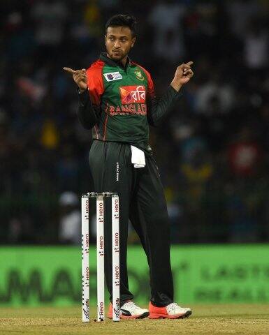 খেলার এই উত্তেজনা দুই দেশের ক্রিকেটারদের ওপরও ছাপ ফেলে। কাঁধের সমান উঁচু একটি বলে ব্যাট লাগাতে পারেননি বাংলাদেশের ব্যাটসম্যান মুস্তাফিজুর রহমান। মাহমুদুল্লাহকে স্ট্রাইক দিতে গিয়ে রান আউট হয়ে যায় তিনি। ওই বলটি নো-বল ডাকা নিয়ে বিতর্ক বাঁধে। নো-বল না দেওয়ায় প্রতিবাদে বাংলাদেশের অধিনায়ক সাকিব আল হাসান দুই ব্যাটসম্যানকে ফিরে আসার ইঙ্গিত দেন। শেষপর্যন্ত বাংলাদেশ দলের ম্যানেজারের কথায় খেলা চালিয়ে যান দলের ব্যাটসম্যানরা। 