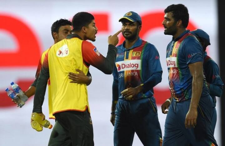 ঘটনায় উত্তেজনা ছড়িয়ে পড়ে মাঠে। মাঠে জল নিয়ে আসার সময় বাংলাদেশের নুরুল হাসানের সঙ্গে শ্রীলঙ্কার অধিনায়ক থিসারা পেরেরার কথাকাটাকাটি শুরু হয়। 