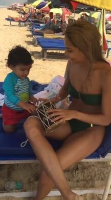 দেখুন! সাঁতারের পোশাকে সমুদ্রতটে সাইকেল চালাচ্ছেন লিসা হেডন