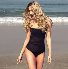 দেখুন! সাঁতারের পোশাকে সমুদ্রতটে সাইকেল চালাচ্ছেন লিসা হেডন