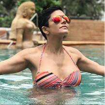 দেখুন, বন্ধুর জন্মদিনের পার্টিতে বিকিনি পরিহিতা মন্দিরা বেদী