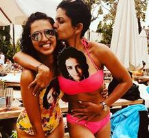 দেখুন, বন্ধুর জন্মদিনের পার্টিতে বিকিনি পরিহিতা মন্দিরা বেদী