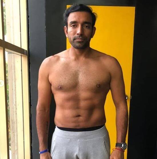 বর্তমান প্রজন্মের ক্রিকেটাররা জিমে তাঁদের ওয়ার্কআউটের ছবি ও ভিডিও সোশ্যাল মিডিয়ায় পোস্ট করতে ভয় পান না। এর মাধ্যমে নিজ নিজ অনুরাগীদের অনুপ্রাণিতও করেন তাঁরা। আর বিরাট কোহলি, শিখর ধবন, কে এল রাহুল, হার্দিক পাণ্ড্যর মতো সিক্স-প্যাক অ্যাবস তৈরি করে দেখালেন রবিন উথাপ্পা।