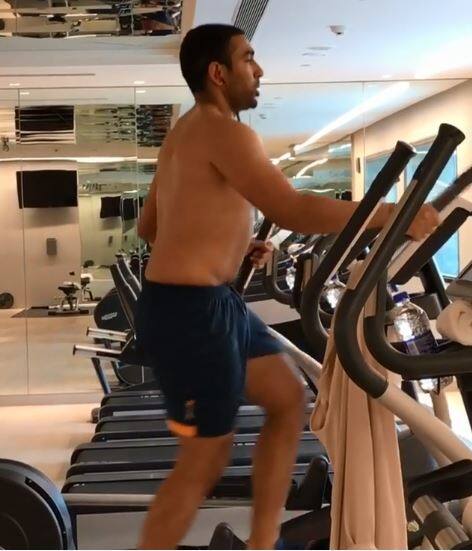 সম্প্রতি, জশপ্রীত বুমরাহও নিজের সিক্স-প্যাক দিয়ে ভক্তদের চমকে দিয়েছেন।