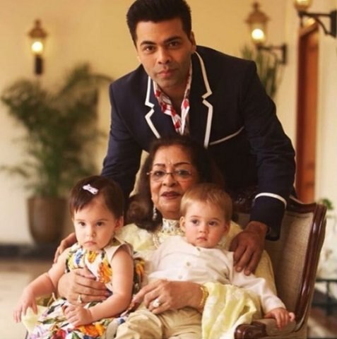 দুই নাতি নাতনি রুহি আর যশের সঙ্গে হীরু। রয়েছেন কর্ণও।