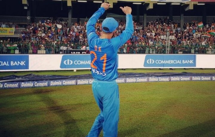 শেষ বলে পাঁচ বা তার বেশি রান দরকার, এমন পরিস্থিতিতে প্রথম ব্যাটসম্যান হিসেবে ছক্কা মারলেন কার্তিক।
