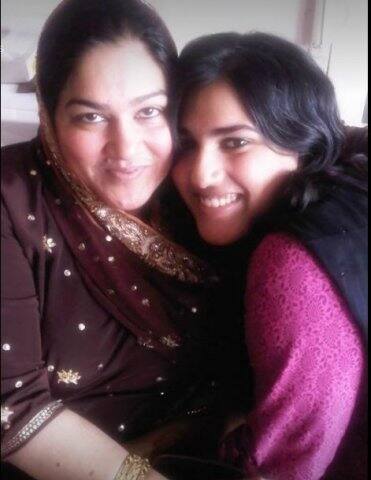 বলে দেওয়া যাক, শেহনাজের পরিবারের বিভিন্ন সদস্য সরপঞ্চ থেকে শুরু করে গ্রাম প্রধান, বিধায়ক ও মন্ত্রীও হয়েছেন। তাঁর ঠাকুর্দা প্রায় ৫৫ বছর কামাং পঞ্চায়েতের সরপঞ্চ ছিলেন। শেহনাজের বাবা গ্রাম প্রধান এবং মা বিধায়ক থেকে শুরু করে মন্ত্রী এবং সংসদীয় সচিব পদেও থেকেছেন।