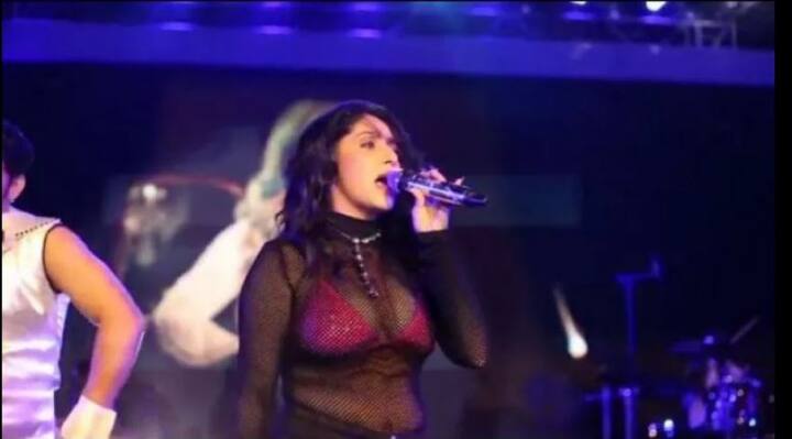 দেখুন নেহার সেই সাহসী ভঙ্গিমা।