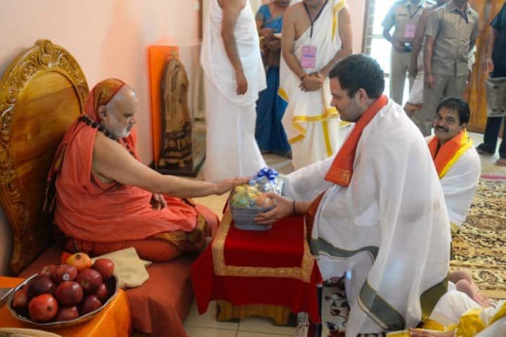 কর্ণাটক সফরে গিয়ে প্রধানমন্ত্রী নরেন্দ্র মোদীকে তীব্র কটাক্ষ করলেন কংগ্রেস সভাপতি রাহুল গাঁধী। তাঁর দাবি, একটা বাচ্চাও সত্যমেব জয়তে শব্দের অর্থ জানে। কিন্তু প্রধানমন্ত্রী জানেন না