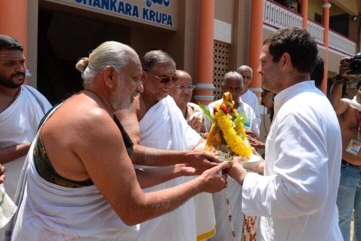 ডোকলামে সীমান্তের কাছেই চিনের সেনাবাহিনী হেলিপ্যাড ও বিমানবন্দর তৈরি করা সত্ত্বেও প্রধানমন্ত্রী কেন সরব হচ্ছেন না, সেই প্রশ্নও তুলেছেন রাহুল