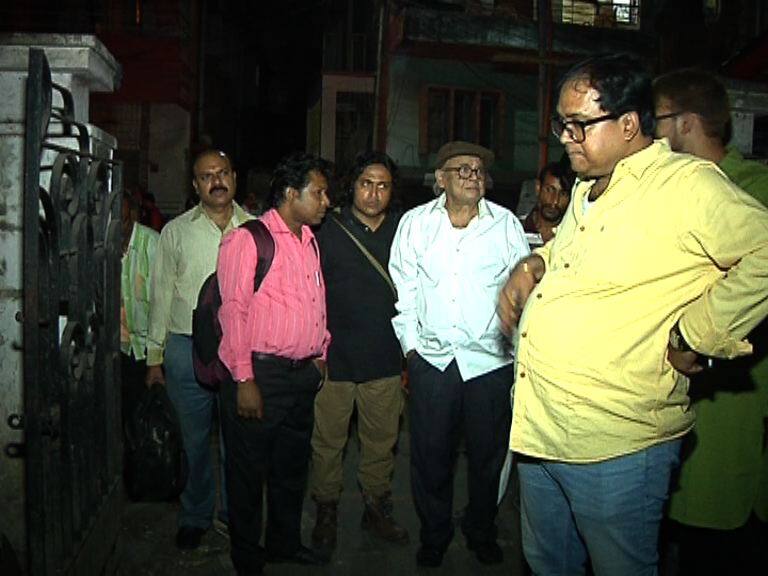 Problem with landlord, Sundaram theatre group lost their ‘home’ রাস্তায় পড়ে সাড়া জাগানো নাটকের সেট, আদালতের নির্দেশে ঘরছাড়া হল সুন্দরম নাট্যগোষ্ঠী