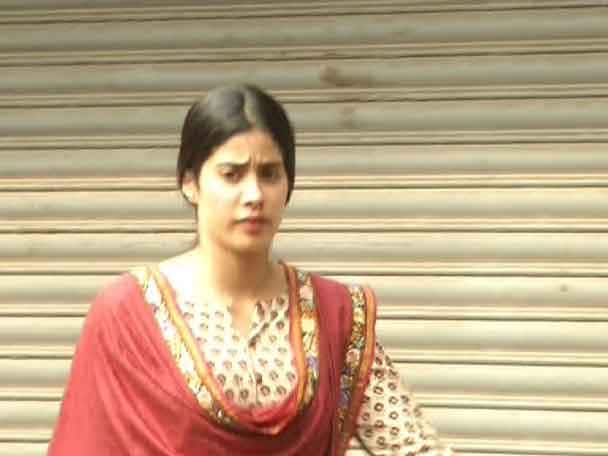  এর আগে জাহ্নবীকে দেখা গিয়েছিল নিউমার্কেট এলাকায়