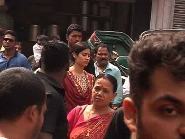 নিউ মার্কেট চত্বরে ধড়কের শ্যুটিংয়ে এবিপি আনন্দের ক্যামেরাবন্দি জাহ্নবী।